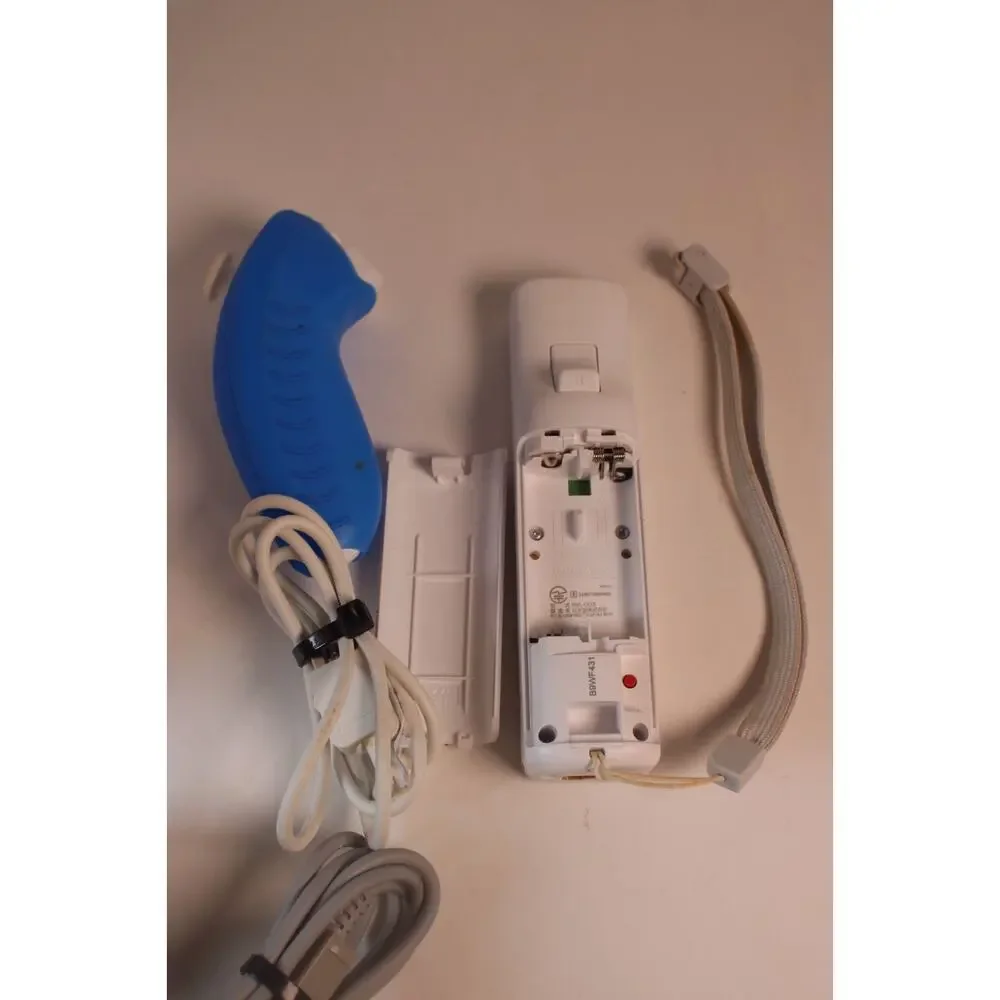 Nintendo Wii White Console RVL-001 W/ 1 OEM controller/chuk, 2 games, cord